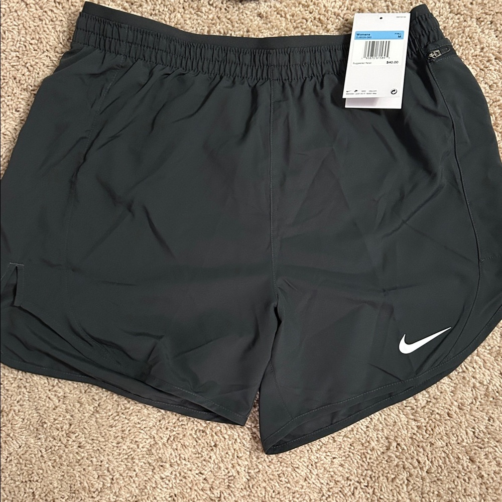 Nike Women's Shorts NWT - Picture 2 of 3